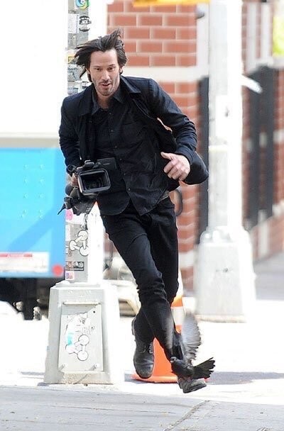 [Sad news] Keanu Reeves, snatched the camera from the paparazzi getaway