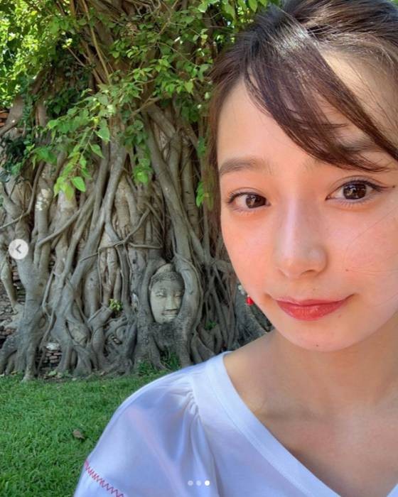 [Image] Misaki Ugaki, taking a photo with a higher head than a Buddha statue in Thailand