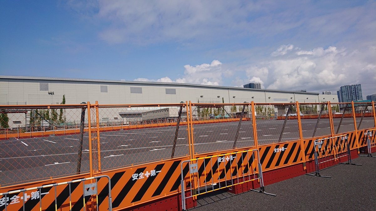 [Sad news] Comiket staff, forget the existence of tens of thousands of people lined up in the East Building parking lot