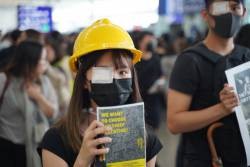 [Breaking news] Hong Kong police, firing at a womans head