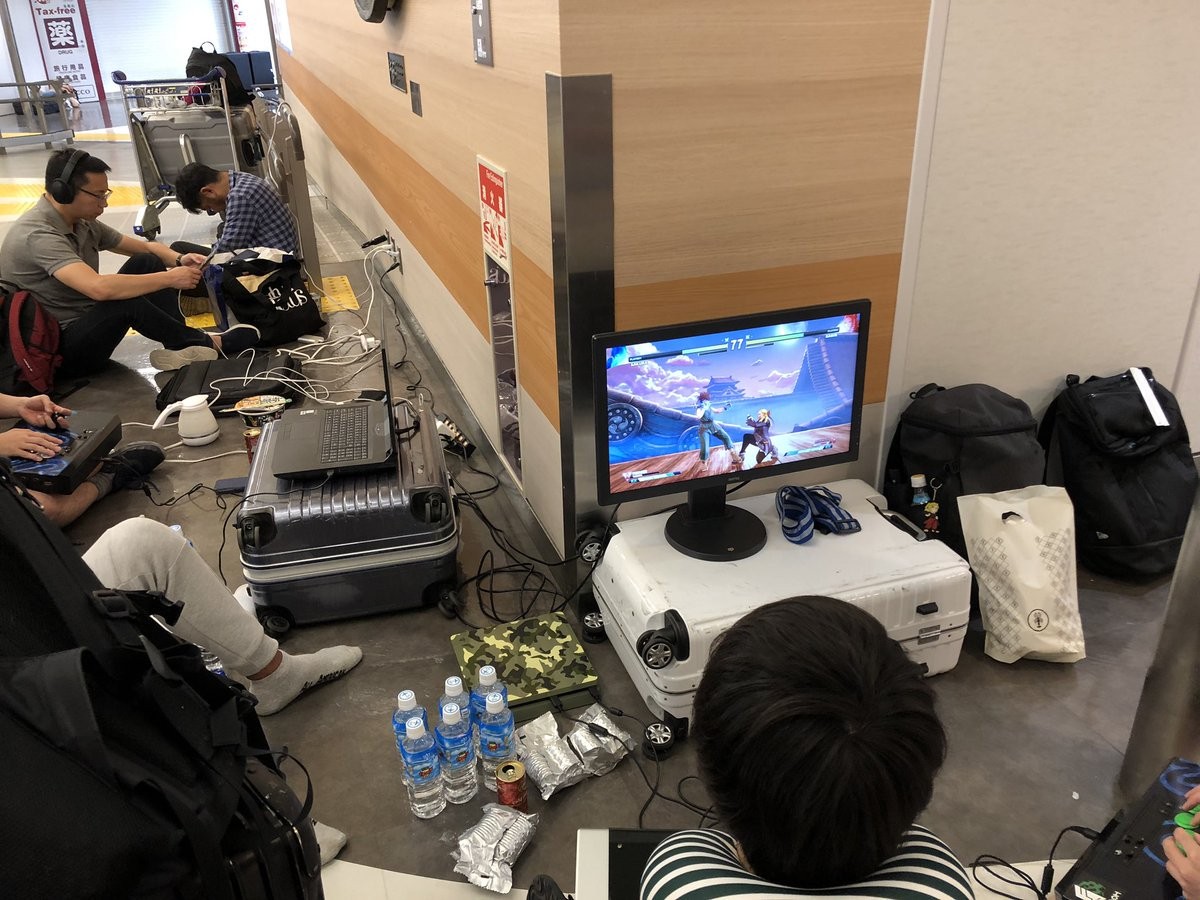 [Image] Professional gamers, applauding at www.Narita Airport