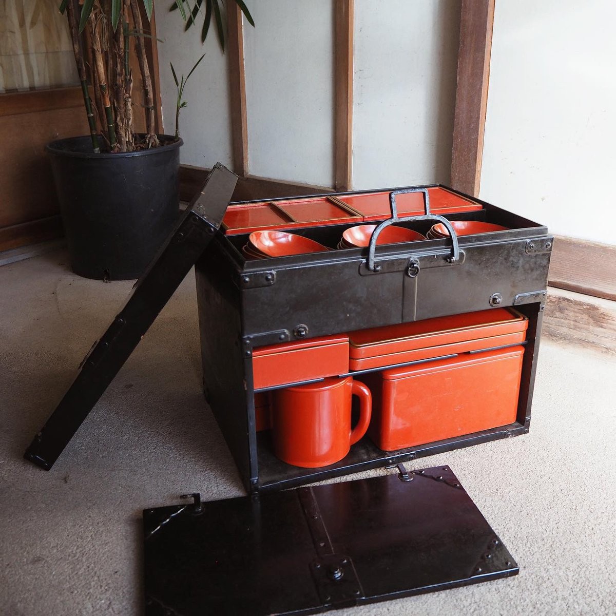 [Image] Click here for a picnic set from the Edo period that you got in antique city