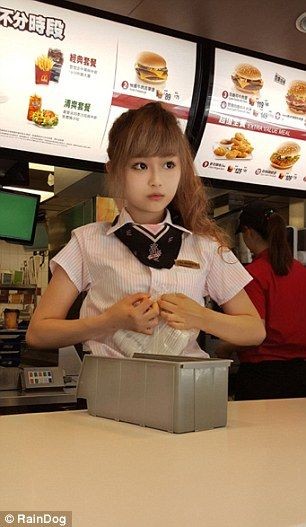 [Image] A cute McDonald's clerk is found in Taiwan and shows the difference in case