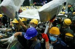 [Sad news] Hong Kong demonstrators introduce a stone thrower