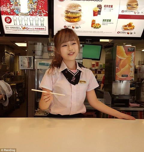 [Image] A cute McDonald's clerk is found in Taiwan and shows the difference in case