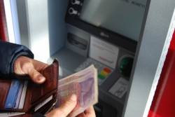 [Sad news] Woman, throw the bills together in a bundle and break the ATM