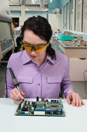 [Sad news] Woman, how to hold outrageous soldering iron