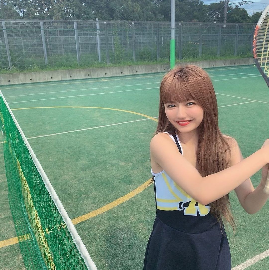 [Image] Rika Shiiki (21 years old, Keio Faculty of Letters, 4th year) plays tennis, saying 